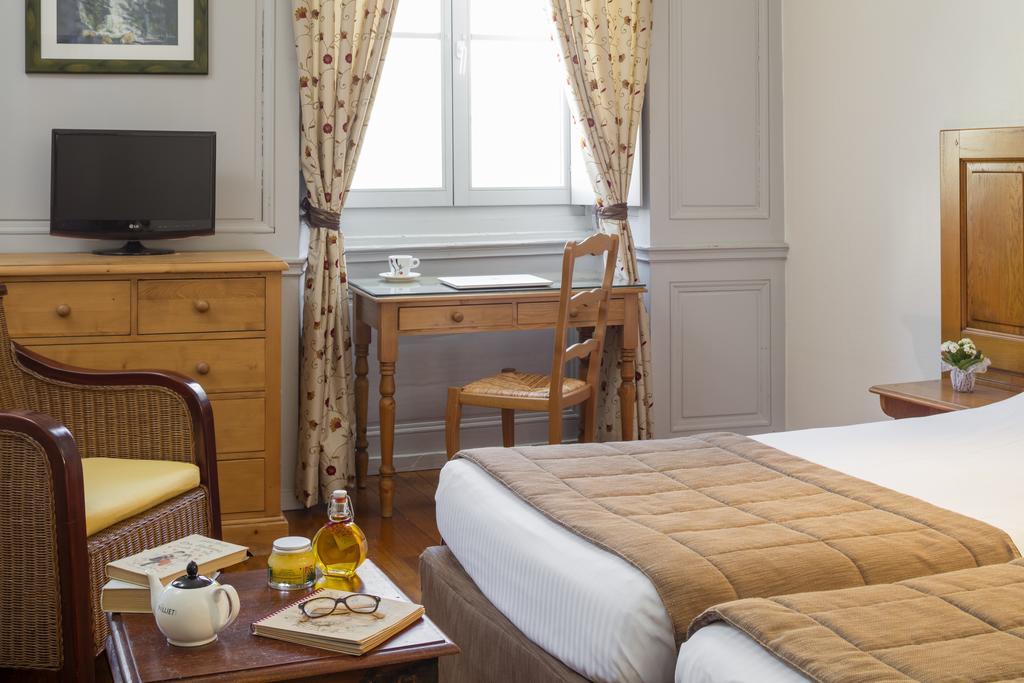 Charles Sander Hotel